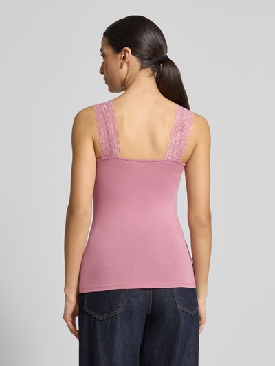 Frauenmodel trägt Slim Fit Tank Top aus Viskose-Mix Modell 'ROSA' von Vero Moda, Optik: Unifarben, Spitzenbesatz, Ganzkörperansicht Rückansicht.