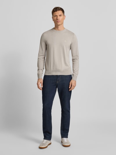 Mannenmodel draagt Regular Fit Pullover uit katoen-kasjmier-mix Model 'KANOVANO' van BOSS Oranje, effen look, labelpatch, ronde hals, lange mouwen, geribde boorden, gebreide verwerking, mix van katoen en kasjmier. Ganzkörperansicht von voren.