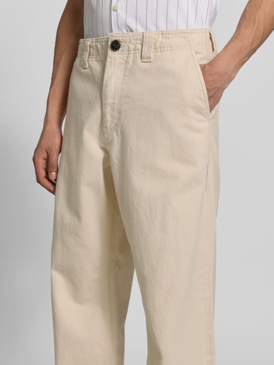 Männermodel trägt Straight Fit Jeans aus Reiner Baumwolle von ANNARR, helle Farbe, Knopf-Reißverschluss, Eingriffstaschen, Nahaufnahme Oberkörper.