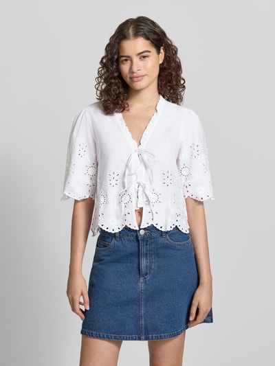 Frauenmodel trägt Regular Fit Bluse aus reiner Baumwolle Modell 'MIFFY' von Only, Optik: Unifarben, Lochstickerei, Popeline, Ganzkörperansicht von vorne.