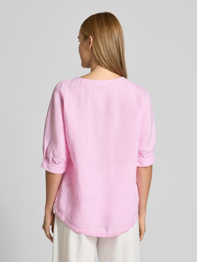 Frauenmodel trägt Leinenbluse mit Kordelzug und Rundhalsausschnitt von Fynch-Hatton in Rosa, lockerer Schnitt, 3/4-Arm, Ganzkörperansicht Rückansicht
