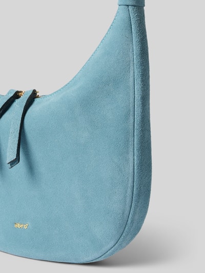 Produktfoto, Shoulder Bag aus echtem Leder Modell 'Nana' von Abro in Hellblau mit Logo-Detail, sichtbarer Struktur, Hauptfach mit Reißverschluss, Schulterriemen, Maße: Breite 30 cm, Länge 27 cm, Tiefe 5 cm, Riemenlänge 30 cm