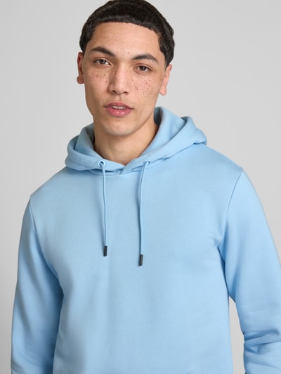 Männermodel trägt Regular Fit Hoodie aus Baumwoll-Mix Modell 'CERES' von Only & Sons, Optik: Unifarben, Nahaufnahme Oberkörper.