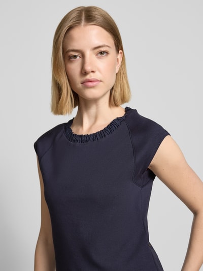 Frauenmodel trägt Damen T-Shirt mit Rundhalsausschnitt von ROBE LÉGÈRE, dunkelblau, Baumwoll-Elasthan-Mix, Slim-Fit, Kappärmel, Nahaufnahme Oberkörper.