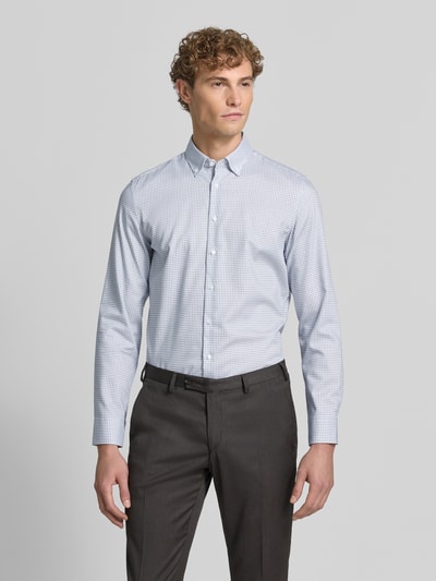 Männermodel trägt Slim Fit Businesshemd aus reiner Baumwolle Modell 'New B.D.' von Seidensticker in feinem Muster, Ganzkörperansicht von vorne, Herren Businesshemd von Seidensticker.
