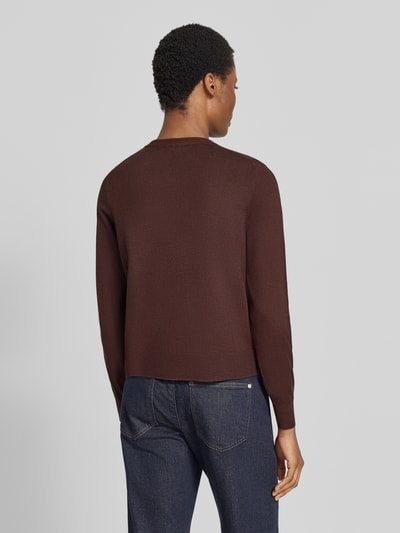 Frauenmodel trägt Regular Fit Strickjacke aus Viskose-Mix von s.Oliver RED LABEL in Dunkelbraun, kombiniert mit Jeans, Ganzkörperansicht Rückansicht. Damen Strickjacke von s.Oliver RED LABEL.