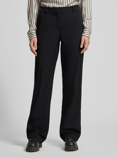 Frauenmodel trägt Stoffhose mit weitem Bein und Bügelfalten von Christian Berg Woman Selection, Material-Mix mit Viskose-Anteil, Ganzkörperansicht von vorne.