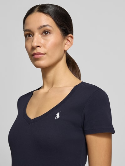 Vrouwenmodel draagt 'T-Shirt met Label-Stitching' van Polo Ralph Lauren, katoen, rechte snit, geribde V-hals, close-up bovenlichaam.