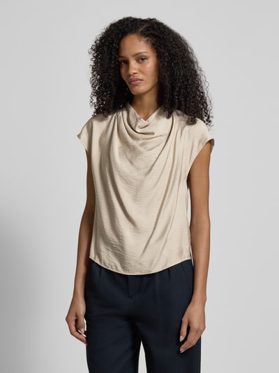 Frauenmodel trägt Drapiertes Blusentop aus Modal-Mix von Jake*s Collection in Beige mit Drapierungen und Kappärmel, Regular Fit, Ganzkörperansicht von vorne. Rückenlänge bei Größe 36: 58 cm.
