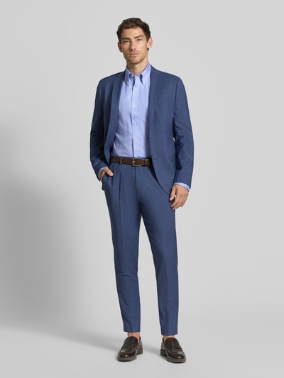 Männermodel trägt Regular Fit Businesshemd aus reiner Baumwolle von Polo Ralph Lauren in Hellblau, glatte Textur, Ganzkörperansicht von vorne.