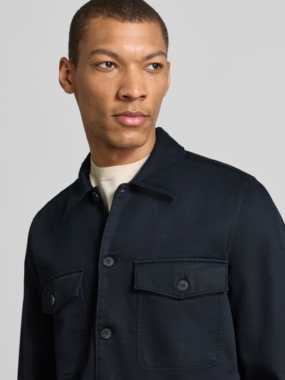 Männermodel trägt Regular Fit Hemdjacke aus Baumwoll-Mix von Marc O'Polo, Optik: Unifarben, Twill, Brusttasche, Nahaufnahme Oberkörper.