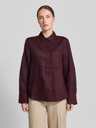 Frauenmodel trägt Leinenbluse mit Brusttasche Modell 'LINO' von Mango in Bordeaux, Kentkragen, Knopfleiste, Loose-Fit, Sportmanschetten, Damen, Reines Leinen, Rückenlänge Größe S 67 cm, Ärmellänge 59 cm, Ganzkörperansicht von vorne.