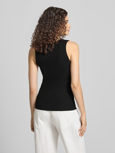 Frauenmodel trägt Tanktop in Ripp-Optik Modell 'HONEY' von Topshop aus Baumwoll-Elasthan-Mix, Slim-Fit, schwarz, Rückansicht, Ganzkörperansicht.
