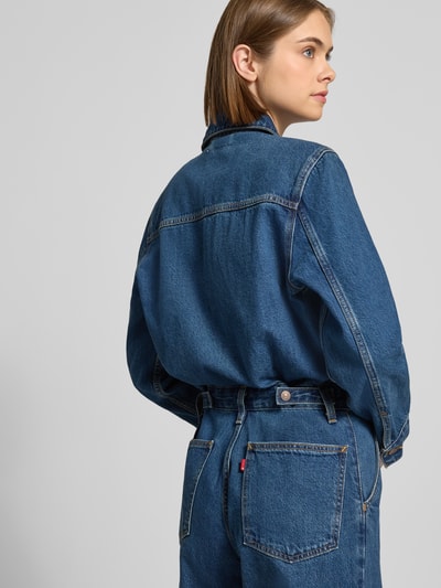 Frauenmodel trägt Regular Fit Jumpsuit aus reiner Baumwolle Modell 'HERITAGE JUMPSUIT H2 26' von Levi's®, mittleres Jeansblau, Ganzkörperansicht Rückansicht, Damen Jumpsuit von Levi's®.