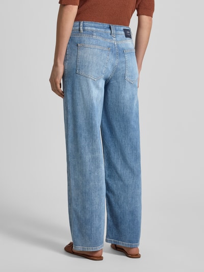 Frauenmodel trägt Jeans im Used-Look mit Eingrifftaschen von Lanius aus Baumwoll-Mix mit Stretch-Anteil, Relaxed-Fit, Ganzkörperansicht Rückansicht.