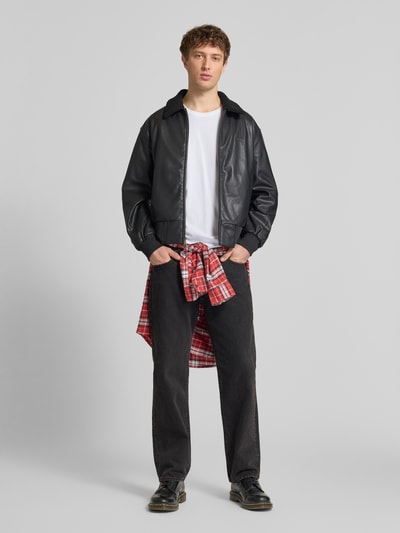Männermodel trägt Herren T-Shirt mit Label-Patch von Alpha Industries in Weiß aus Reine Baumwolle, Gerader-Schnitt, Rundhalsausschnitt, Ganzkörperansicht von vorne. Rückenlänge bei Größe M: 66 cm.