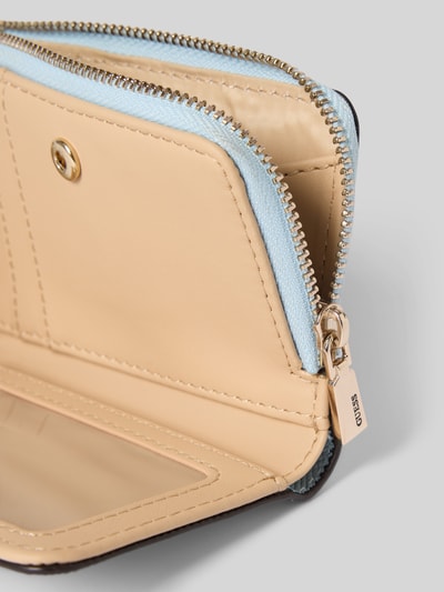 Produktfoto, Portemonnaie in Leder-Optik Modell 'Laurel' von Guess in Beige und Hellblau, Hauptfach mit Reißverschluss, Steckfächer innen.