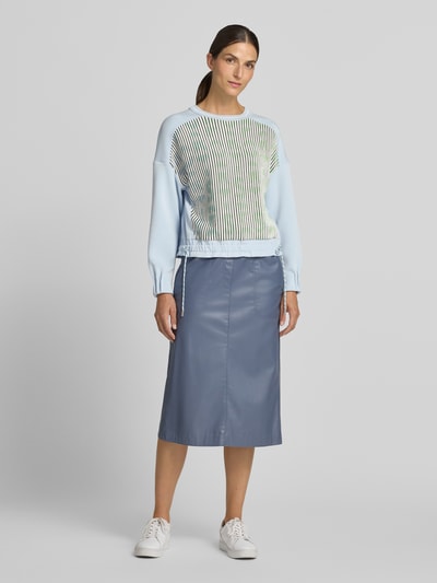 Frauenmodel trägt Sweatshirt aus Viskose-Mix von Marc Cain in Hellblau mit Streifenmuster, lockerer Passform und Tunnelzug, Ganzkörperansicht von vorne.