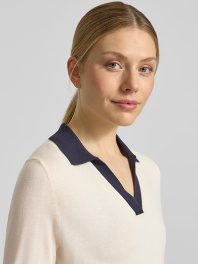 Frauenmodel trägt Strickshirt aus Viskose-Mix mit Polokragen und V-Ausschnitt von Comma, Damen, Slim-Fit, Nahaufnahme Oberkörper.