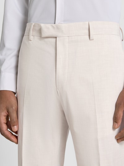 Männermodel trägt Slim Fit Anzughose mit Viskose-Anteil Modell 'MELWIN' von Strellson in Melange-Optik, mit Gürtelschlaufen, Bügelfalten, Schiebehaken und verdecktem Reißverschluss, seitlichen Eingrifftaschen und Gesäßtaschen, Nahaufnahme Oberkörper.