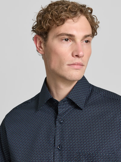 Männermodel trägt Comfort Fit Business Hemd mit Kentkragen von ETERNA, Reine Baumwolle, Knopfleiste, Nahaufnahme Oberkörper. Rückenlänge bei Größe 40: 80 cm, Schulterbreite: 50 cm, Ärmellänge: 28 cm.