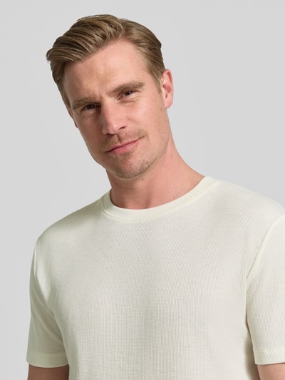 Männermodel trägt Regular Fit T-Shirt aus Baumwoll-Mix von Tom Tailor Denim in Optik: Unifarben, Piqué-Struktur, Nahaufnahme Oberkörper.