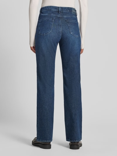 Frauenmodel trägt dunkelblaue Bootcut-Jeans aus Baumwoll-Mix Modell 'MARY' von Brax, Damen Bootcut-Jeans, Ganzkörperansicht Rückansicht.