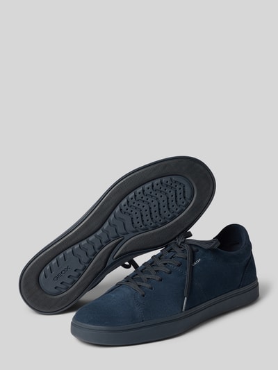 Produktfoto, Sneaker aus echtem Leder Modell 'Baltimoore' von Geox in Dunkelblau, abgerundete Passform, Logo-Prägung, strukturierte Sohle.