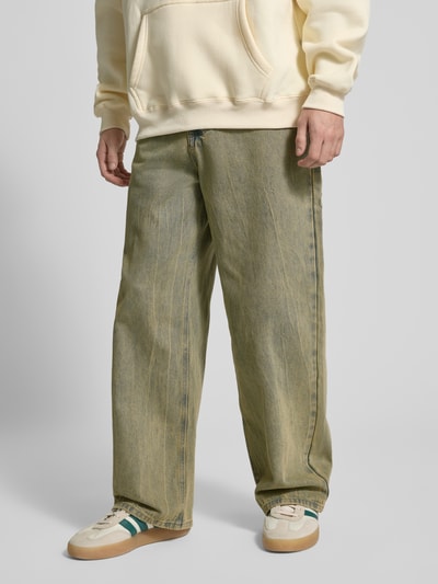 Männermodel trägt Wide Fit Jeans mit Viskose-Anteil Modell 'Everyday' von ANOTHER COTTON LAB, 5-Pocket-Design, Ganzkörperansicht von vorne.