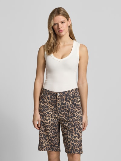 Kobiece modelka nosi Slim Fit Top mit V-Ausschnitt von Gina Tricot, mieszanka bawełny, krój slim fit, dekolt w serek, krój bez rękawów, długość tyłu w rozmiarze S: 52 cm, widok całej sylwetki z przodu.