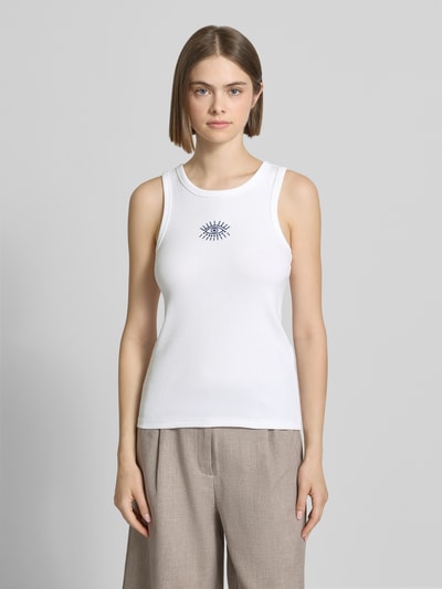 Frauenmodel trägt Slim Fit Top aus Baumwoll-Mix Modell 'MAY' von Pieces, Optik: Unifarben, Motiv-Stitching, U-Ausschnitt, Jersey, Ganzkörperansicht von vorne.