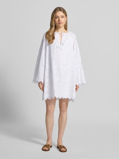 Frauenmodel trägt Minikleid mit Spitze und Kimonoärmel von MICHAEL Michael Kors aus Reiner Baumwolle, Loose-Fit, blickdichtes Unterkleid, Serafino-Ausschnitt mit Schnürung, Ganzkörperansicht von vorne. Brustweite 72 cm, Rückenlänge 85 cm bei Größe S.