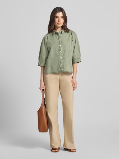 Vrouwenmodel draagt Regular Fit overhemdblouse uit viscosemix model 'Bono' van LOLLYS LAUNDRY in denimlook, katoen- en viscosemix, halflange mouwen, overhemdkraag, knoopsluiting, kleur groen, ruglengte 56 cm, mouwlengte 43 cm, voorkant volledige lichaamsweergave.