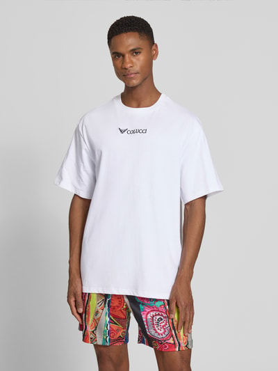 Männermodel trägt Relaxed Fit T-Shirt mit Logo-Stitching Modell 'Ikarus' von COLUCCI in Weiß, reine Baumwolle, Ganzkörperansicht von vorne
