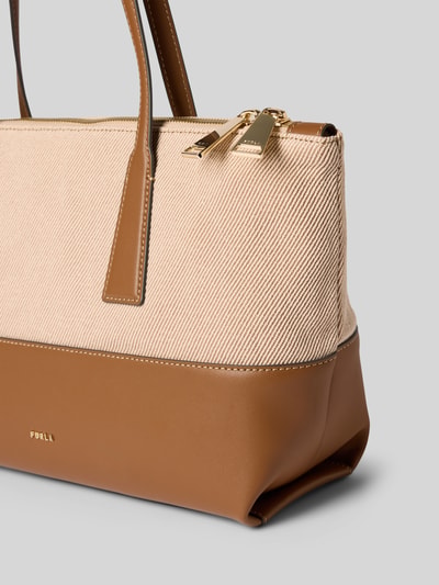 Produktfoto, Shopper mit Label-Detail Modell 'OLIVIA' von FURLA, Hauptfach mit Reißverschluss, Tragehenkel, Schulterriemen, Breite 44 cm, Länge 24 cm, Tiefe 13 cm, Länge Schulterriemen 58 cm, beige und braune Farben, strukturierte Textil- und Lederoptik.