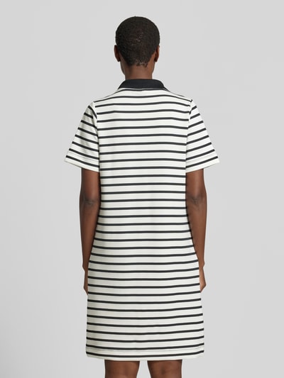 Frauenmodel trägt Knielanges Polokleid mit kurzer Knopfleiste Modell 'BARNI' von Soyaconcept im Streifenmuster, Material-Mix mit Modal-Anteil, Gerader-Schnitt, Knielänge, Polokragen, Rückenlänge 50 cm in Größe S, Brustweite 50 cm, Ärmellänge 24 cm, Ganzkörperansicht Rückansicht.
