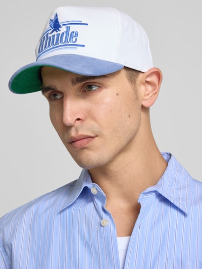 Männermodel trägt Basecap aus reiner Baumwolle von RHUDE mit Label-Stitching, verstärktem Schirm, Steppnähten, Nahaufnahme Oberkörper