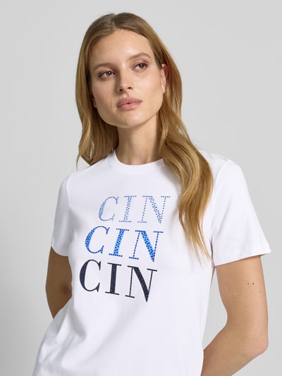 Frauenmodel trägt T-Shirt mit Ziersteinbesatz und Rundhalsausschnitt von Comma, Baumwoll-Mix mit Modal-Anteil, Regular-Fit, Print, Nahaufnahme Oberkörper.