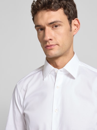 Männermodel trägt Regular Fit Businesshemd mit extra langem Arm von BOSS, Optik: Unifarben, Kentkragen, Baumwoll-Mix, Nahaufnahme Oberkörper.