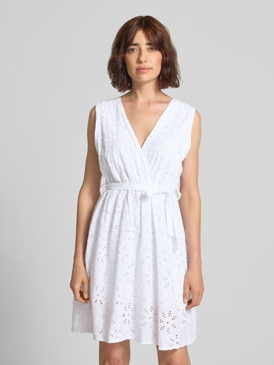 Frauenmodel trägt Minikleid in Wickel-Optik mit Lochstickerei Modell 'Ma44ya' von ZABAIONE in Weiß und A-Linie, reine Baumwolle, Ganzkörperansicht von vorne.