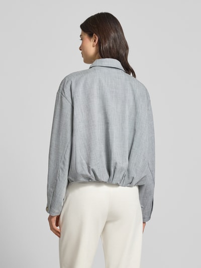 Vrouwenmodel draagt Cropped Jacke met Eingrifftaschen van Jake*s Collection in lichtgrijs materiaalmix met viscose, platte kraag, knoopsluiting, steekzakken, ruglengte 53 cm, schouderbreedte 52 cm, borstwijdte 55 cm, mouwlengte 63 cm, geheellichaamsaanzicht rugzijde.