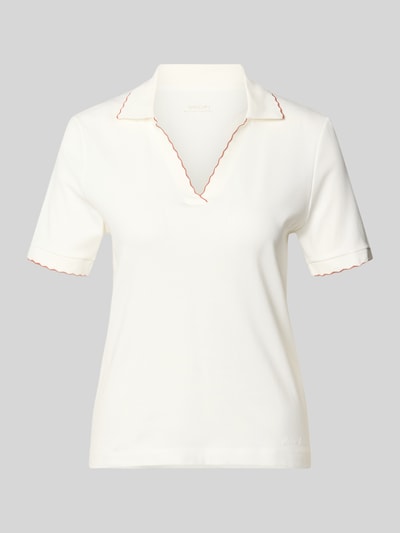 Produktfoto, Slim Fit Poloshirt mit Wellensaum und V-Ausschnitt von Marc Cain, mieszanka bawełny i elastanu, krój slim fit, dekolt w serek, falisty brzeg, długość tyłu w rozmiarze 36: 58 cm, koszulka polo damska, kolor jasny, gładka tekstura