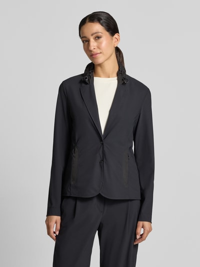 Frauenmodel trägt Slim Fit Blazer mit Stretch-Anteil von Marc Cain, Schwarz, Reverskragen mit Tunnelzug, Knopfleiste, Nahaufnahme Oberkörper.