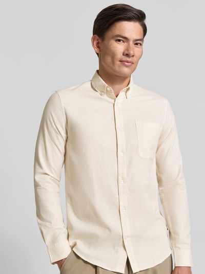 Mannenmodel draagt Slim Fit Freizeithemd aus Baumwoll-Mix van Matinique, Heren vrijetijdsoverhemd, katoenmix, borstzak, Button-downkraag, met lange mouwen, doorlopende knoopsluiting, ruglengte maat M 78 cm, schouderbreedte 45 cm, mouwlengte 66 cm, effen lichtbeige, recht model, gladde textuur, Ganzkörperansicht van voren.