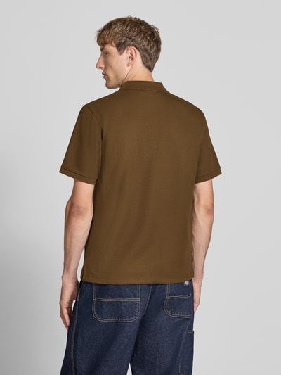 Męski model nosi Slim Fit Poloshirt mit Label-Stitching Modell 'AUSTIN' von JACK & JONES, mieszanka materiałów z bawełną, kołnierzyk polo, wyhaftowane logo, długość tyłu w rozmiarze M: 70 cm, widok całej sylwetki z tyłu.