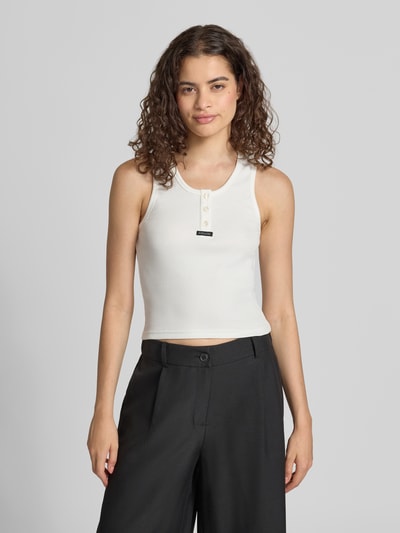 Kobiece modelka nosi Slim Fit Top aus Baumwolle-Mix mit Logo-Print od 7608951, mieszanka bawełny, krój slim fit, nadruk z logo, listwa guzikowa, długość tyłu w rozmiarze S: 44 cm, jasny kolor, gładka tekstura, widok całej sylwetki z przodu.