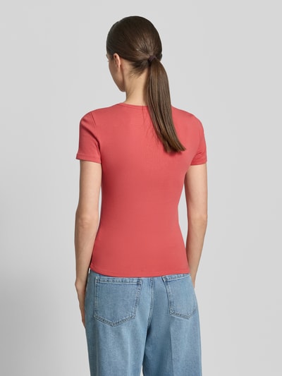 Frauenmodel trägt T-Shirt mit Feinripp und Rundhalsausschnitt von Jake*s Casual in Koralle, Slim Fit, Baumwoll-Mix, Rückansicht, Ganzkörperansicht