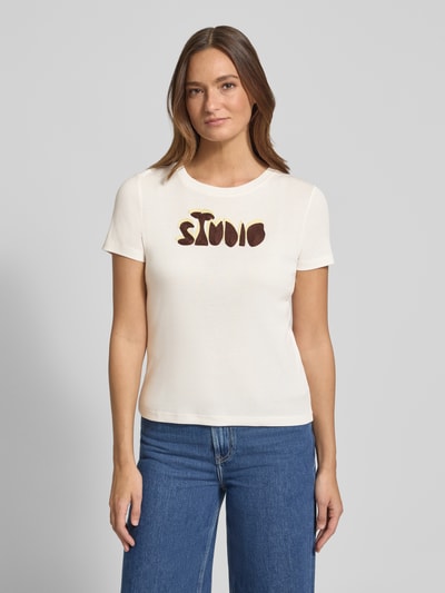 Modelka kobieca nosi T-Shirt mit Stitching und Rundhalsausschnitt von JAKE*S STUDIO WOMAN, bawełna-modal, krój regular fit, przód, zbliżenie na górę ciała