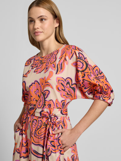 Frauenmodel trägt Midikleid mit Bindegürtel von WHITE LABEL, Reine Baumwolle, A-Linie, Allover-Look, Rundhalsausschnitt, Nahaufnahme Oberkörper.