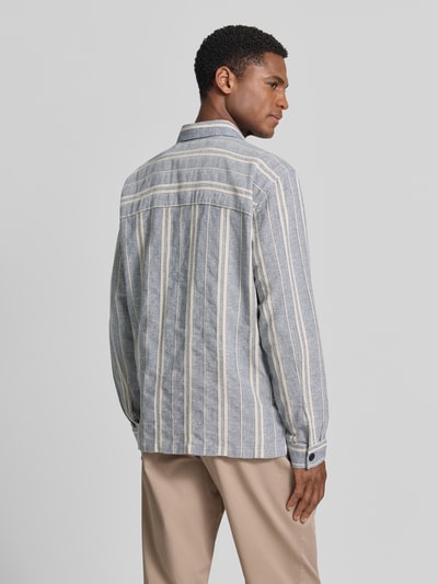 Männermodel trägt Regular Fit Freizeithemd mit Leinen-Anteil von Roy Robson, gestreift, Langärmelig, Kentkragen, Ganzkörperansicht Rückansicht.